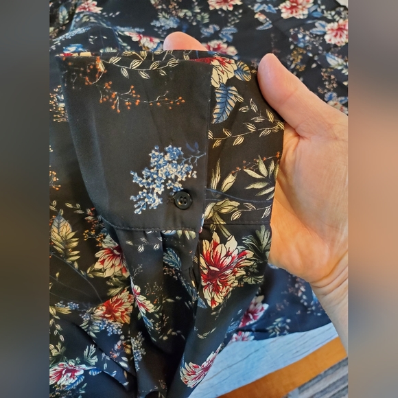 Everleigh black floral blouse size xl - Picture 3 of 6